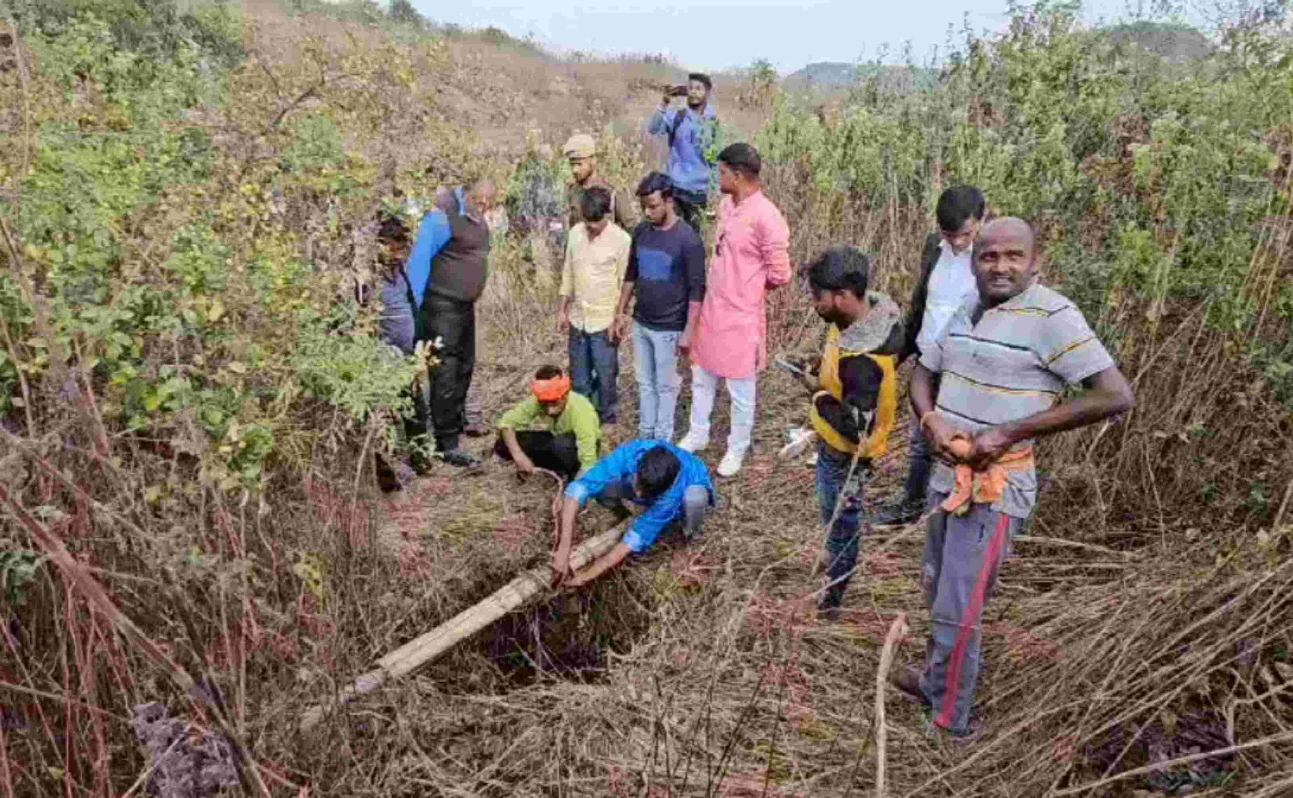 गिरिडीह में बेर तोड़ने के दौरान गहरे गड्ढे में गिरा 12 वर्षीय बच्चा, बचाने की कोशिश जारी