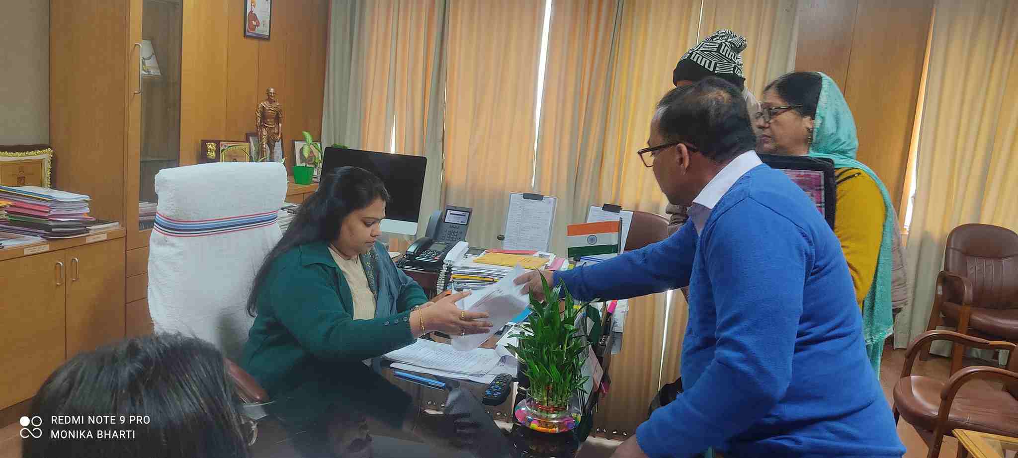 हजारीबाग उपायुक्त ने जनता दरबार में एक दर्जन से अधिक मामले आए, सभी आवेदनों को प्राथमिकता के आधार पर अधिकारियों को अग्रसारित करते हुए निष्पादन करने का दिया निर्देश