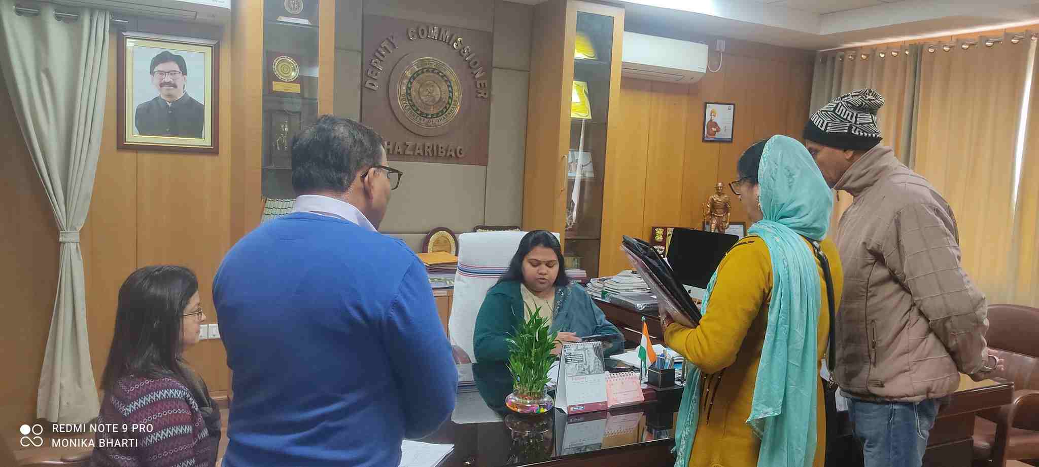 हजारीबाग उपायुक्त ने जनता दरबार में एक दर्जन से अधिक मामले आए, सभी आवेदनों को प्राथमिकता के आधार पर अधिकारियों को अग्रसारित करते हुए निष्पादन करने का दिया निर्देश