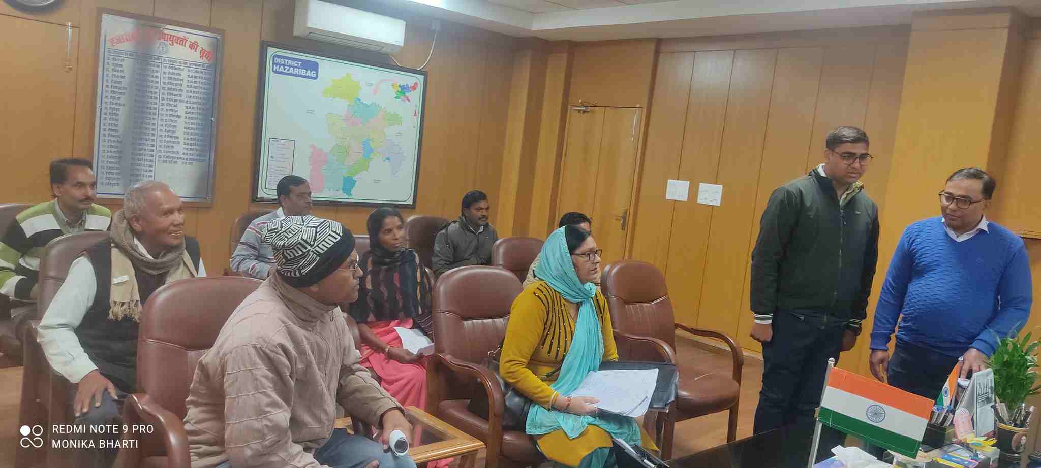 हजारीबाग उपायुक्त ने जनता दरबार में एक दर्जन से अधिक मामले आए, सभी आवेदनों को प्राथमिकता के आधार पर अधिकारियों को अग्रसारित करते हुए निष्पादन करने का दिया निर्देश