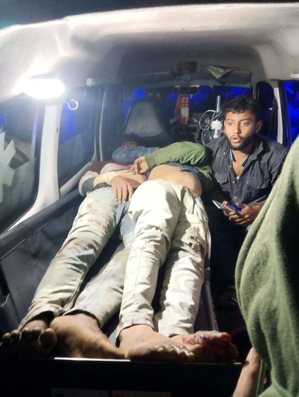 हजारीबाग : भीषण सड़क हादसा - चौपारण में दो ट्रकों की भिड़ंत में दो की मौत, एक घायल, बचाने के बजाय मटर लूटते रहे लोग