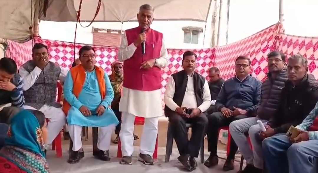 बरही : तिलैयाबस्ती के लोगों के समर्थन में आये विधायक, कहा- हरसंभव सहयोग को तैयार, जारी रखें धरना