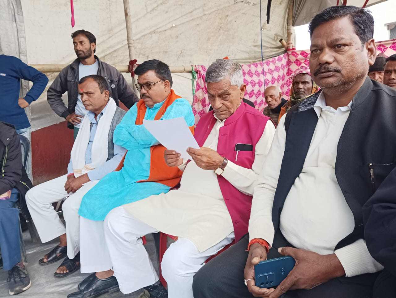 बरही : तिलैयाबस्ती के लोगों के समर्थन में आये विधायक, कहा- हरसंभव सहयोग को तैयार, जारी रखें धरना