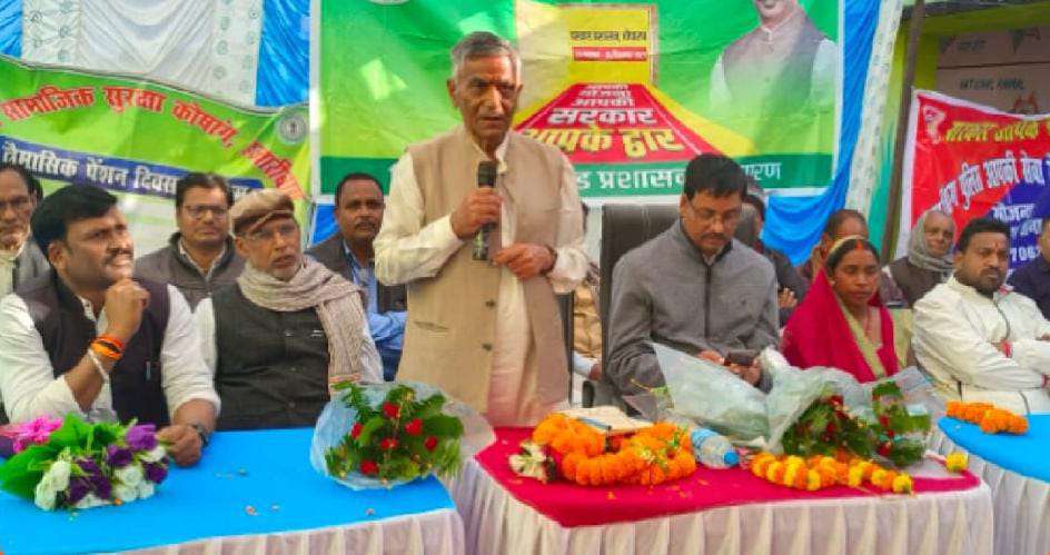 चौपारण : पड़रिया पंचायत में आपकी-योजना आपकी-सरकार आपके-द्वार कार्यक्रम का किया गया आयोजन, शिविर में विधायक हुए शामिल