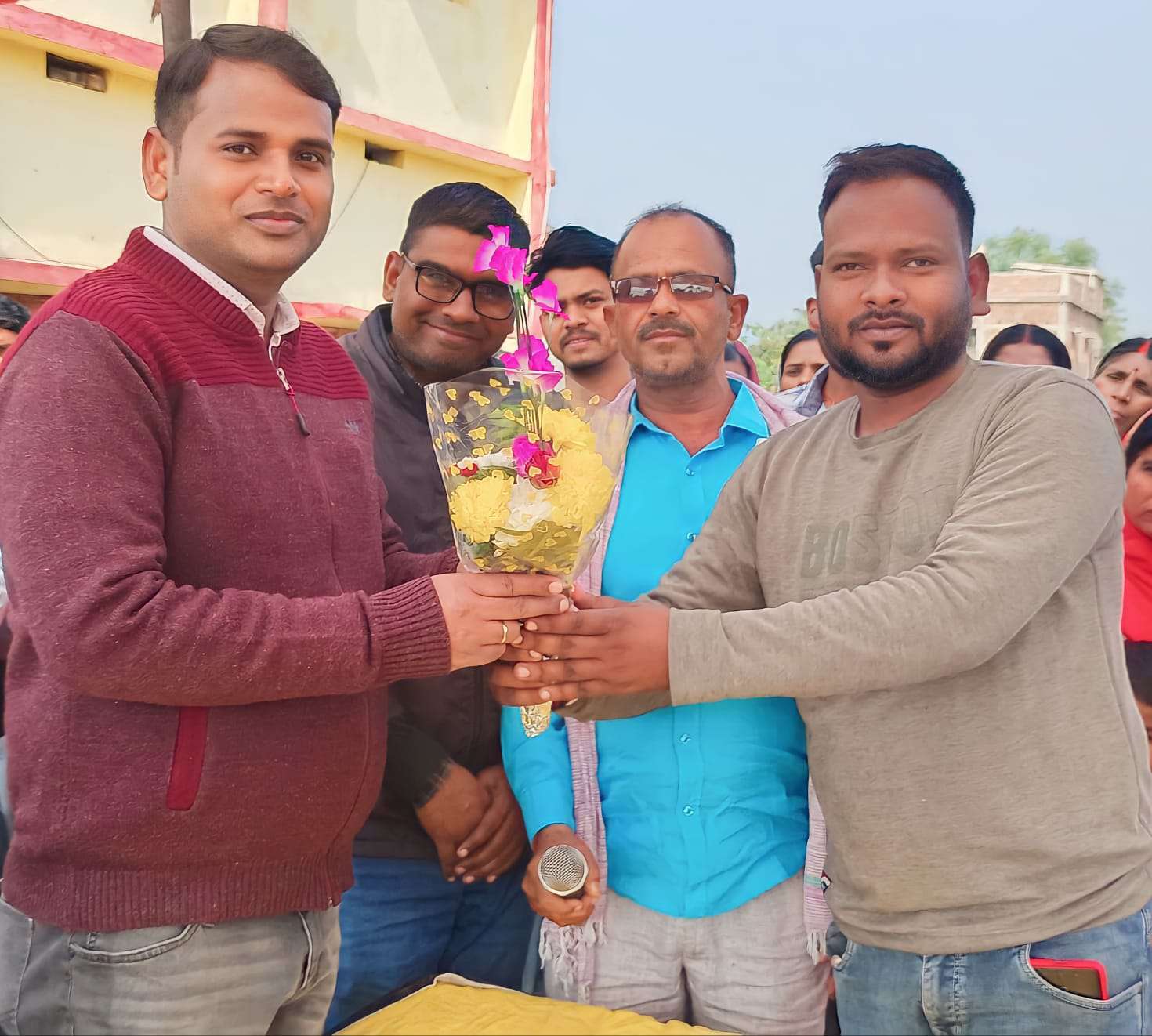 कार्यक्रम में सीओ आशीष कुमार मंडल सर जी सम्मानित करते हुए कृष्णा पासवान जी