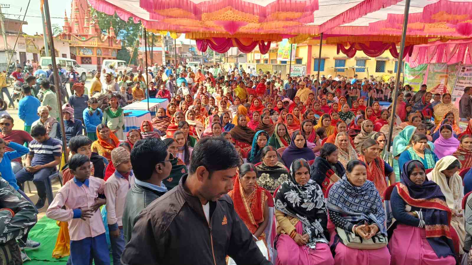 चौपारण : बसरिया पंचायत में आपकी-योजना आपकी-सरकार आपके-द्वार कार्यक्रम का किया गया आयोजन, शिविर में विधायक हुए शामिल