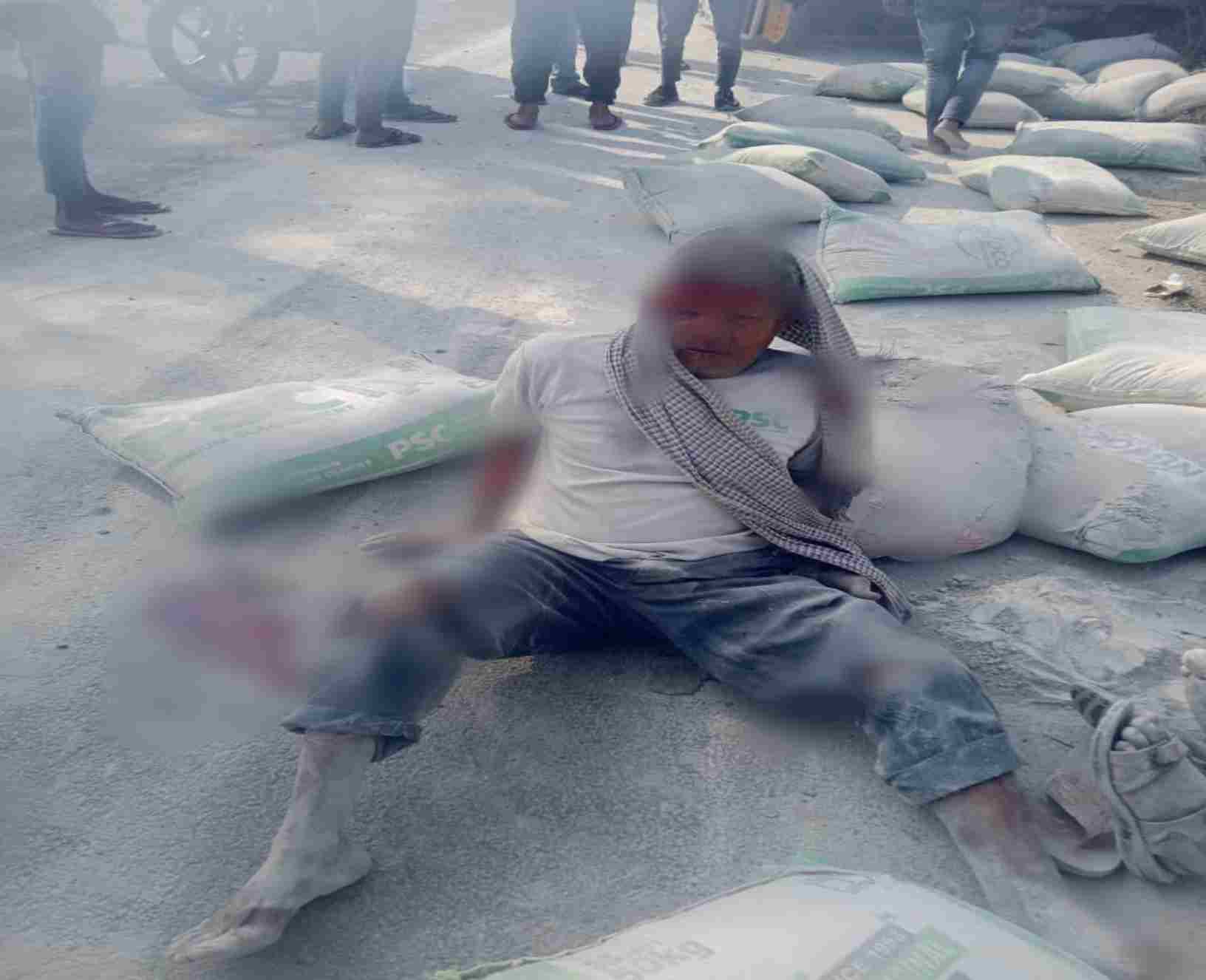 चौपारण : केवलिया में सीमेंट लदा पिकअप वैन पलटी, दुर्घटना में 2 लोग घायल