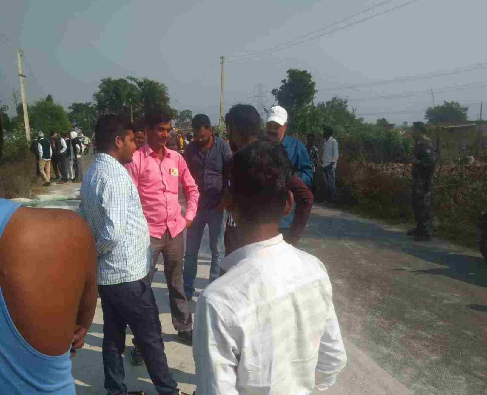 चौपारण : केवलिया में सीमेंट लदा पिकअप वैन पलटी, दुर्घटना में 2 लोग घायल