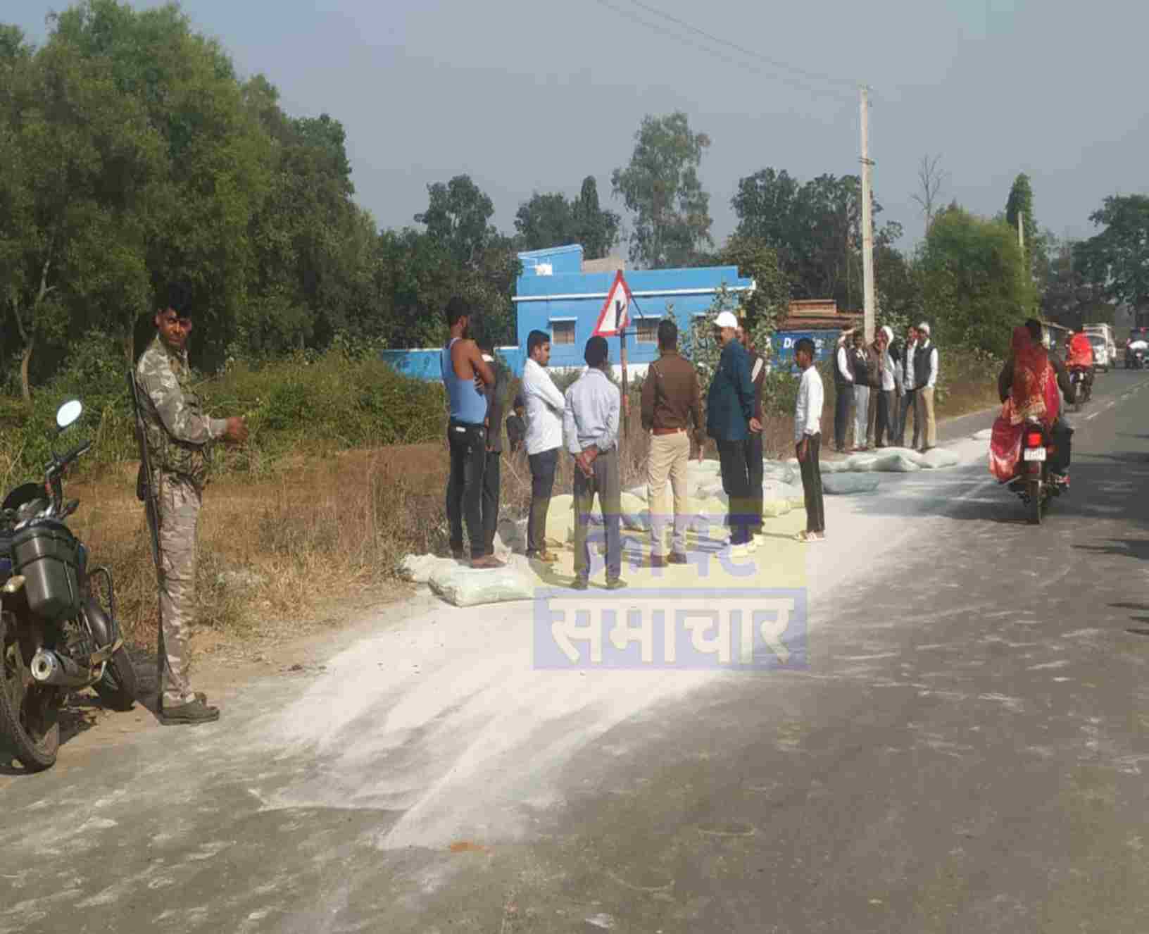 चौपारण : केवलिया में सीमेंट लदा पिकअप वैन पलटी, दुर्घटना में 2 लोग घायल