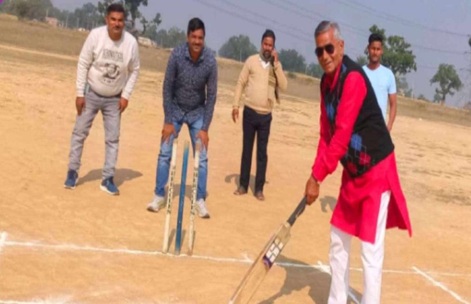 चौपारण : विधायक अकेला ने क्रिकेट टूर्नामेंट का किया उद्घाटन