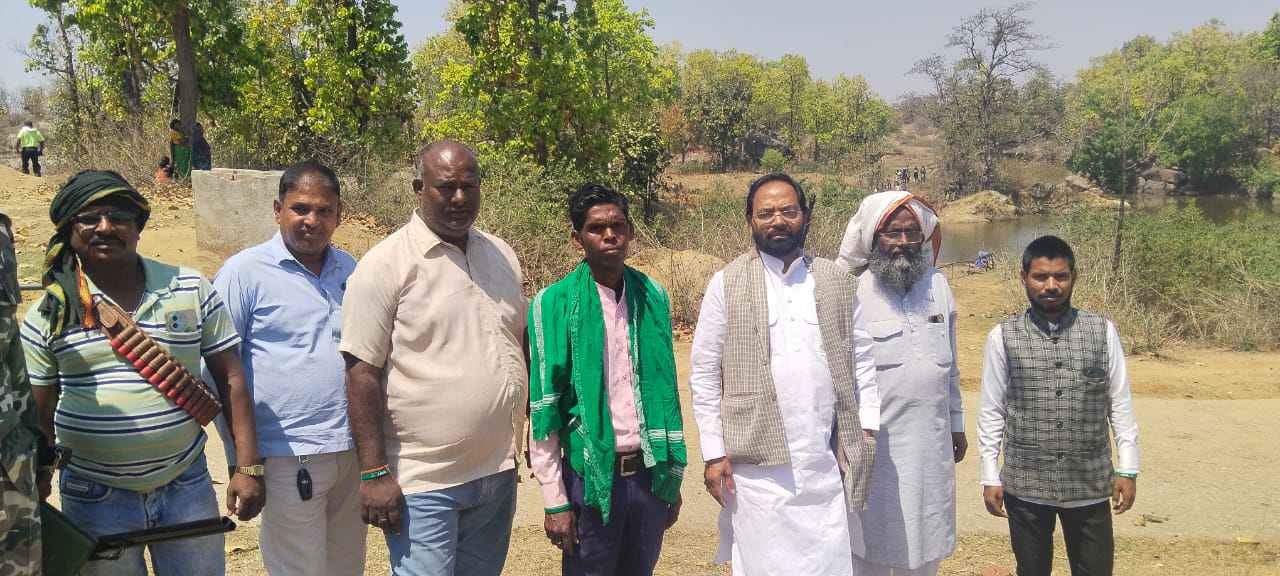 एक ही परिवार के तीन लोगों के शव मिलने से गांव में मचा कोहराम, मां-बेटे का शव पेड़ से लटका मिला, जबकि बेटी का शव तालाब से हुई बरामद