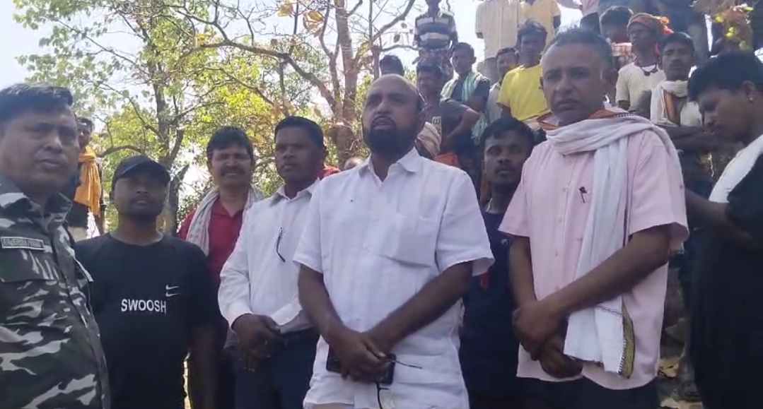 एक ही परिवार के तीन लोगों के शव मिलने से गांव में मचा कोहराम, मां-बेटे का शव पेड़ से लटका मिला, जबकि बेटी का शव तालाब से हुई बरामद