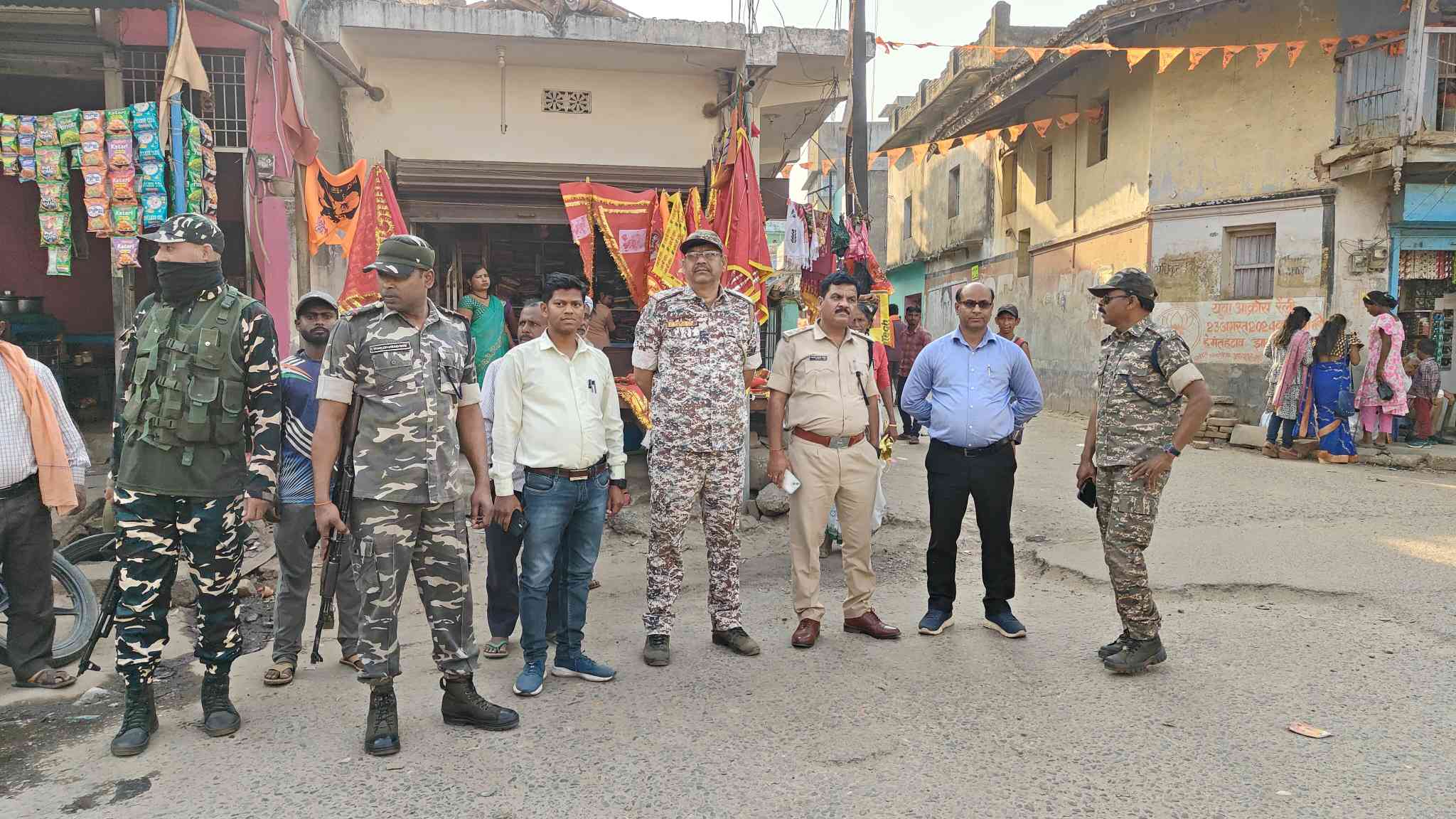 आपसी व सौहार्द पूर्वक पर्व मनाने को लेकर प्रशासन ने निकाली फ्लैग मार्च लोगो से शांति पूर्वक पर्व मनाने की अपील