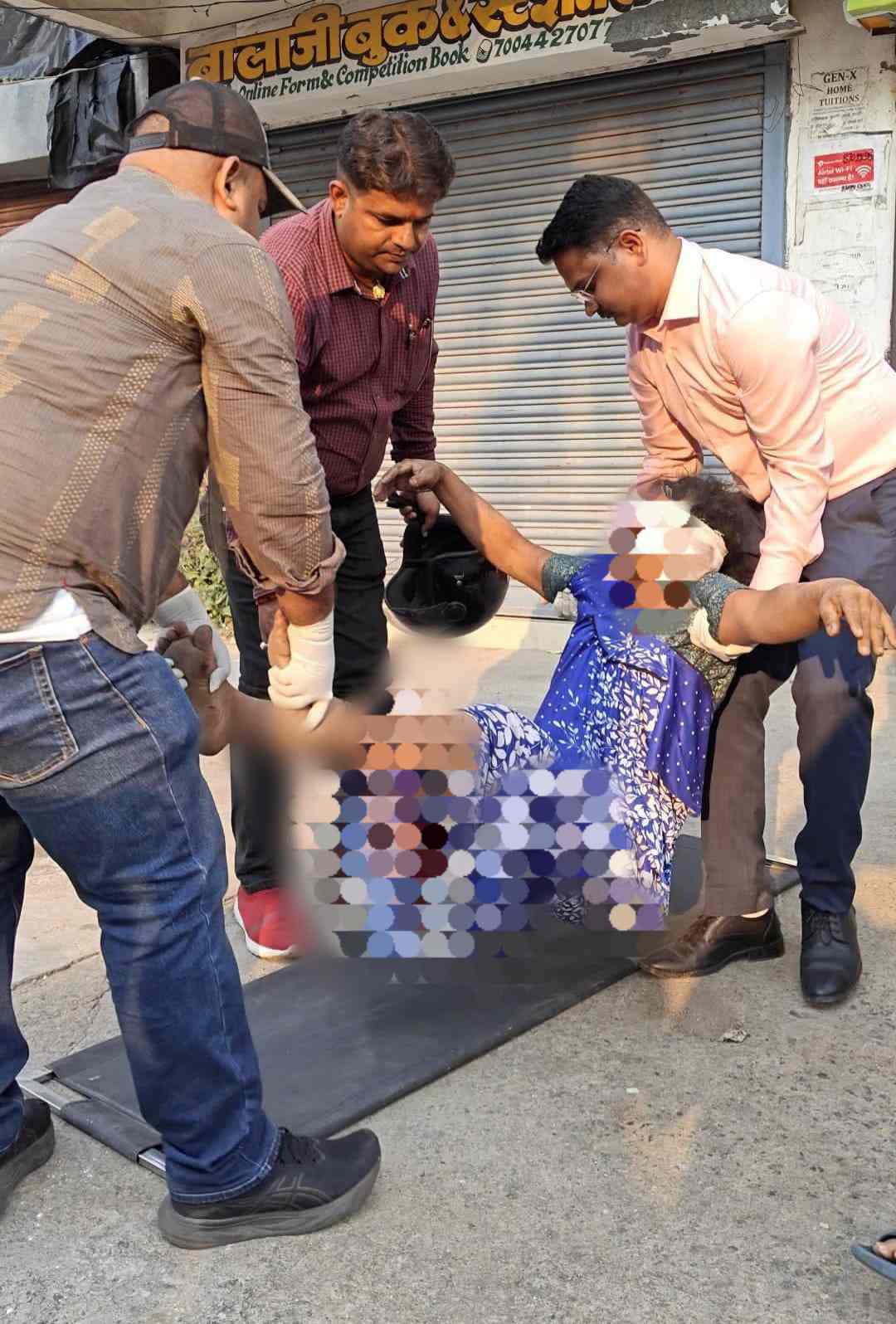 मानवीय पहल: सांसद मनीष जायसवाल ने दिखाई संवेदना, बेसुध अवस्था में पड़े महिला को भेजवाया अस्पताल